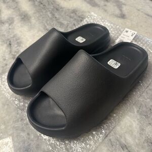 Yeezy slides onyx size 11
